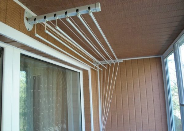 Инерционная сушилка для белья на балкон