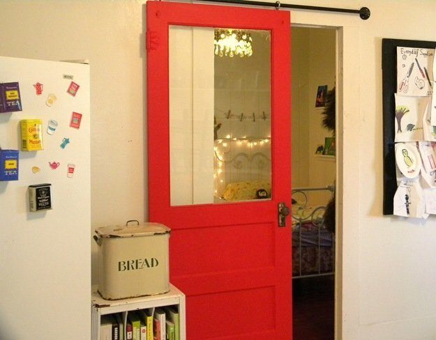Популярные в настоящее время раздвижные межкомнатные двери позволяют создать необычную обстановку в любом помещении 